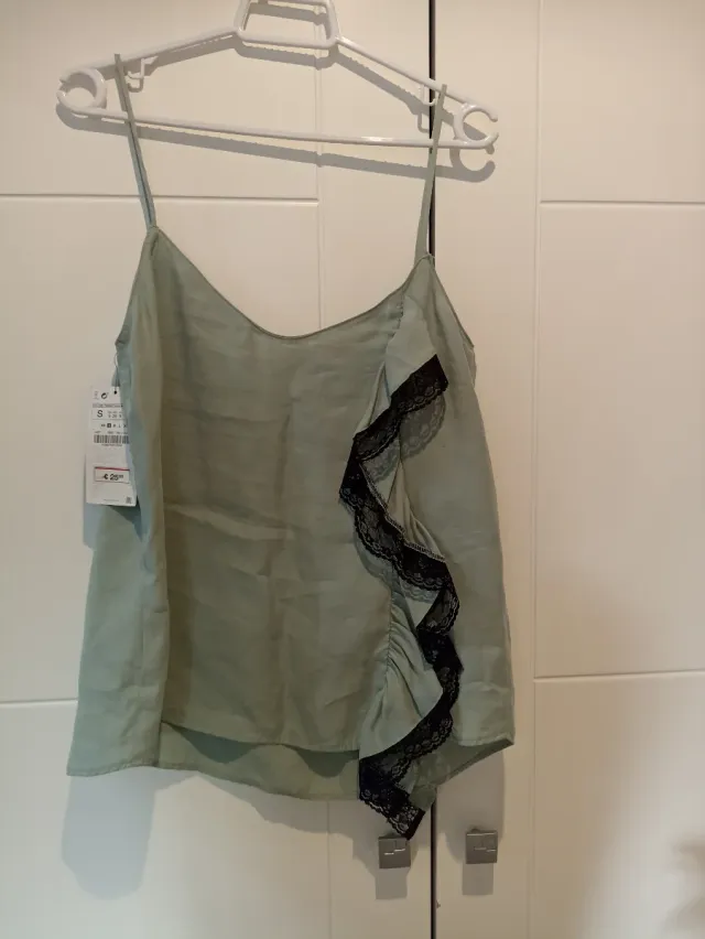Top lencero Zara con puntilla y volante