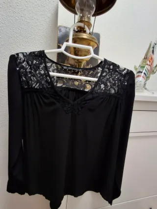 Blusa negra con encaje