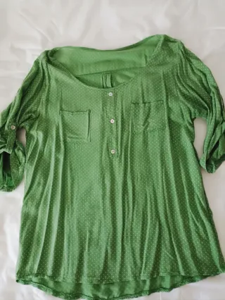 Blusa verde con puntos blancos