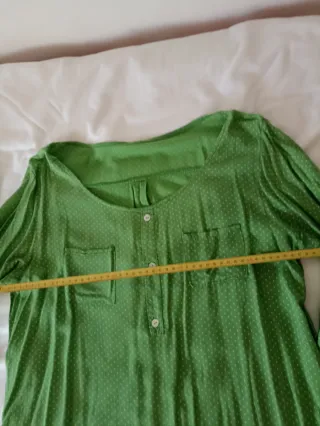 Blusa verde con puntos blancos