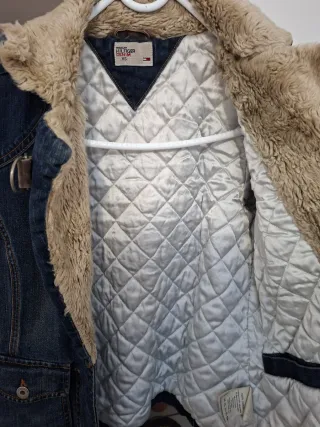 Cazadora vaquera Tommy Hilfiger forrada acolchado.