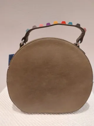 Bolso redondo beige con detalles multicolor