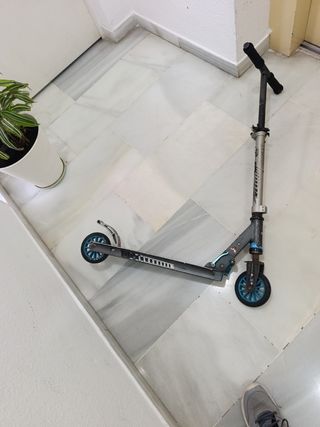 Patinete infantil con ruedas azules