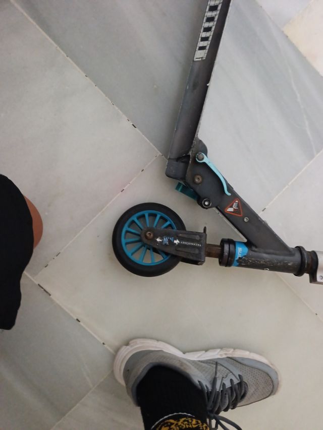 Patinete infantil con ruedas azules