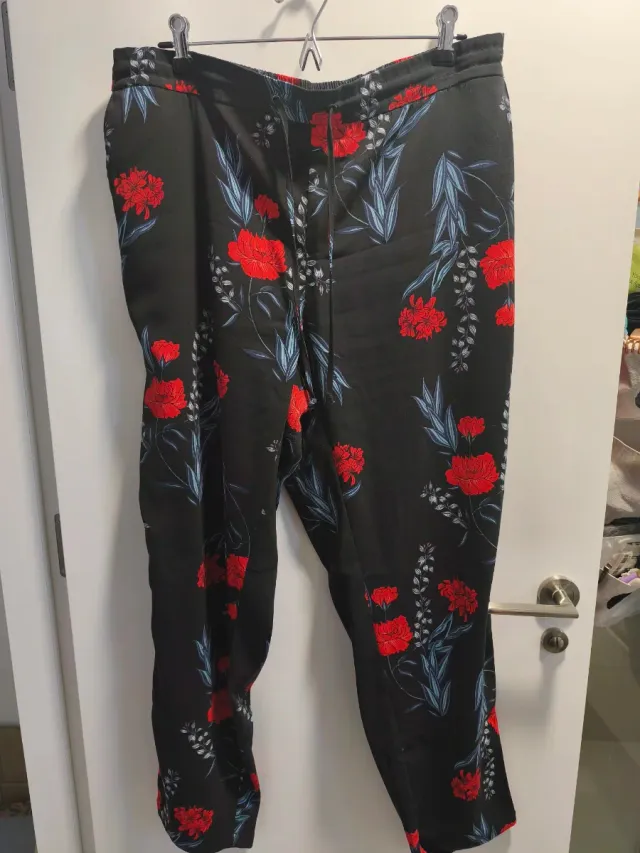 Pantalón Kiabi estampado floral talla 46-48