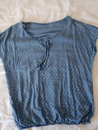 Blusa azul con lunares