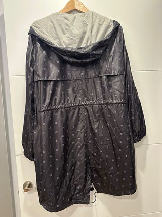 Chubasquero largo estampado