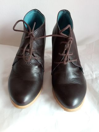 Botín piel tacón marrón y turquesa