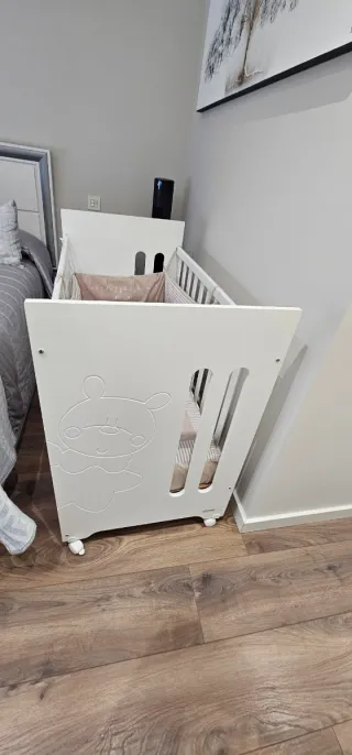 Cuna de bebé blanca con osito