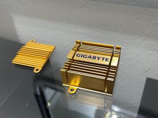 Disipador Gigabyte PC Dorado