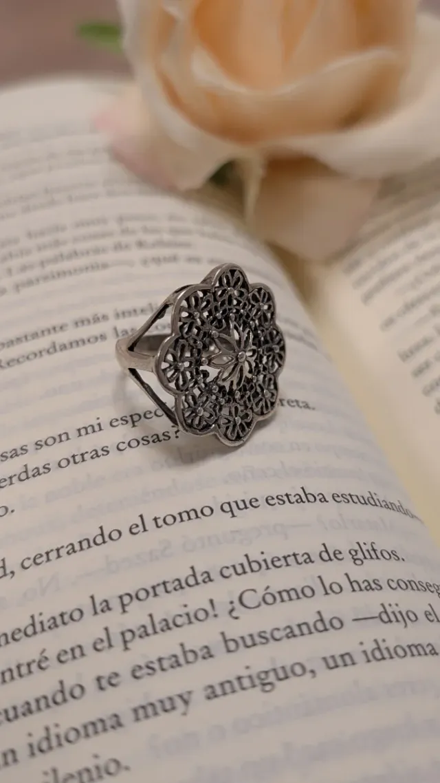 Anillo de plata con diseño floral