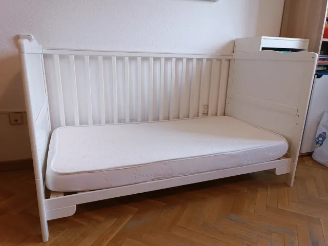 Cuna convertible en cama blanca