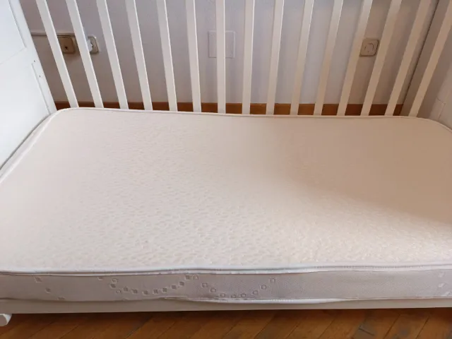 Cuna convertible en cama blanca