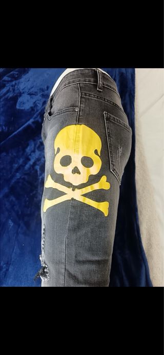 Vaqueros Philipp Plein grises con calavera amarill