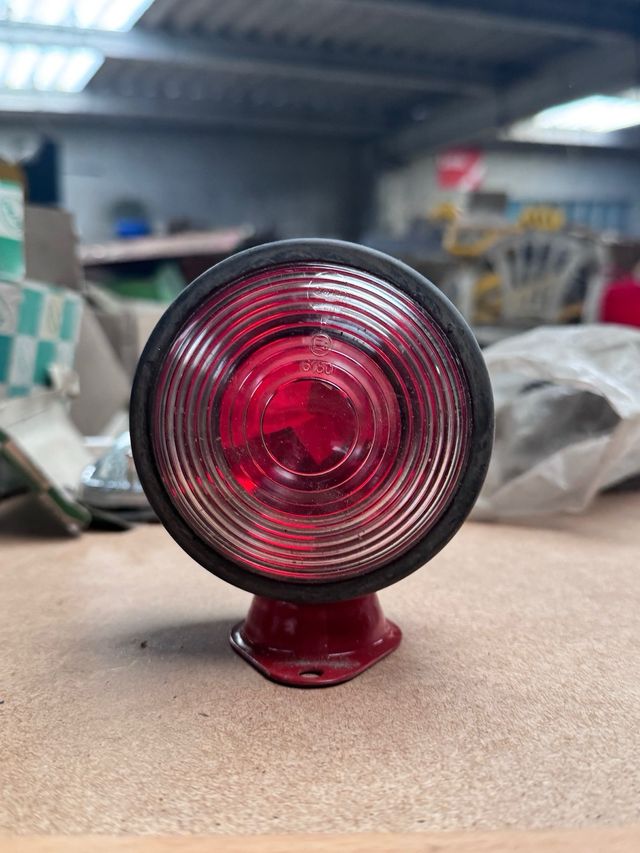 Piloto trasero rojo antiguo