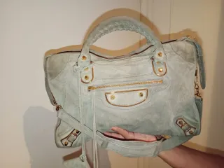 Cartera Balenciaga Gris con Detalles Dorados