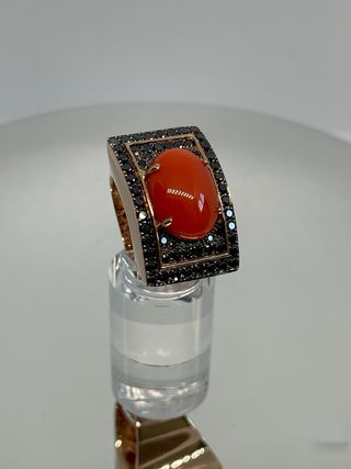 Sortija Oro Rosa con diamantes negros y coral.