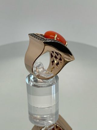 Sortija Oro Rosa con diamantes negros y coral.