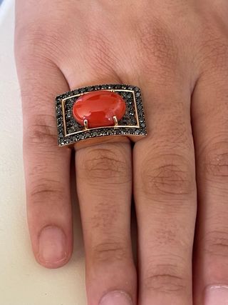 Sortija Oro Rosa con diamantes negros y coral.
