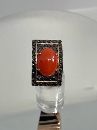 Sortija Oro Rosa con diamantes negros y coral.