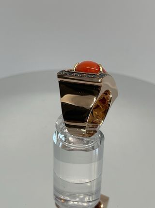 Sortija Oro Rosa con diamantes negros y coral.