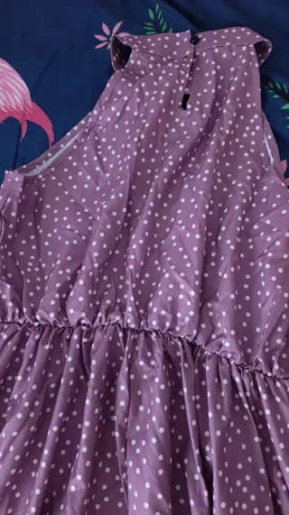 Vestido largo morado de lunares