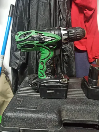 Atornillador Hitachi, Cargador y Linterna