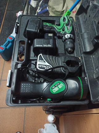 Atornillador Hitachi, Cargador y Linterna