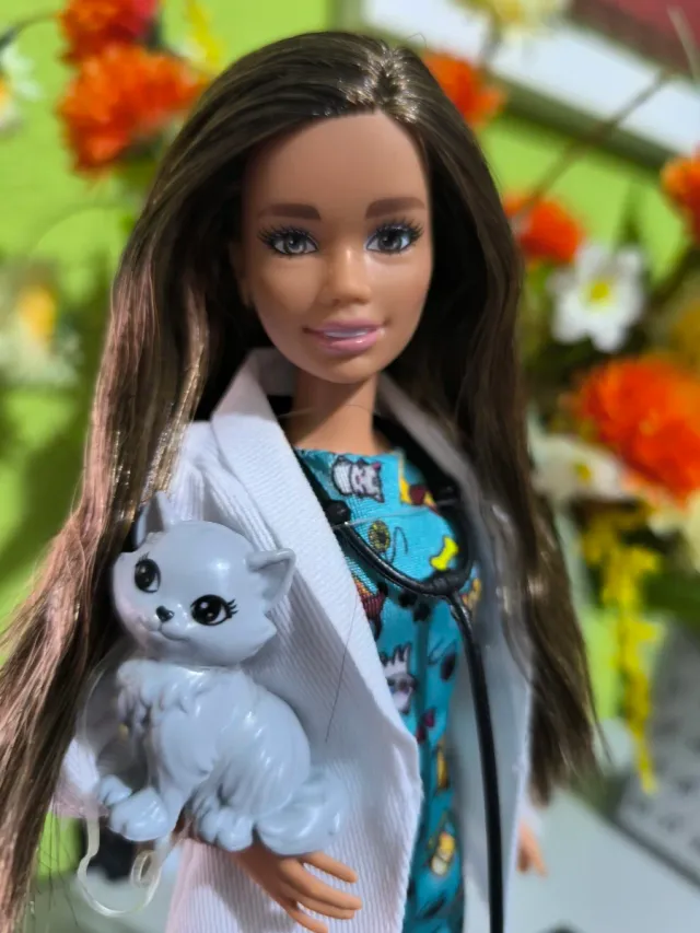 Bambola veterinaria Nancy con gattino