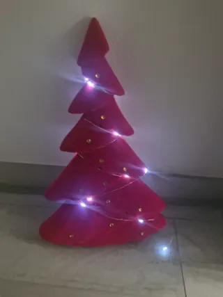 Albero di Natale rosso con luci
