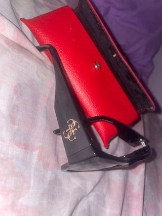 Gafas de Sol Guess Negras con Estuche Rojo