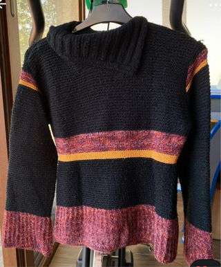 Jersey negro con rayas multicolor