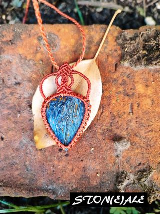 Collana con ciondolo in macrame con pietersite