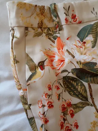 Pantalón estampado floral y pájaros
