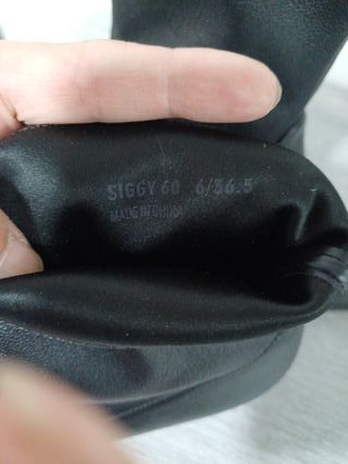 Botas de piel negras  de marca prestigiosa stuart 