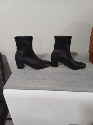 Botas de piel negras  de marca prestigiosa stuart 