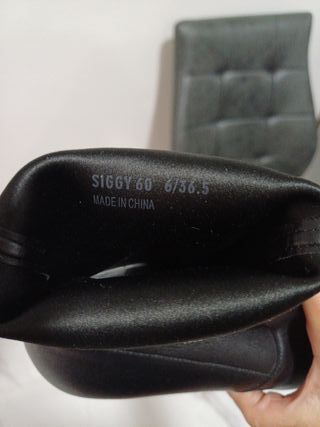 Botas de piel negras  de marca prestigiosa stuart 