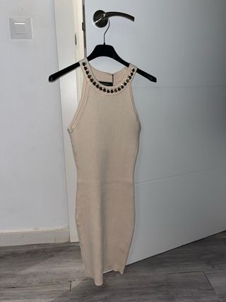 Vestido beige con pedrería