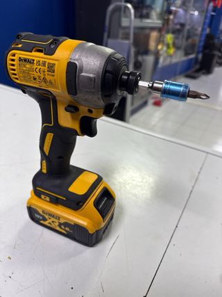 Atornilladora de impacto DeWalt DCF787