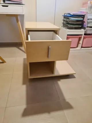 Cajonera de madera con ruedas