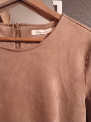 Vestido beige con mangas acampanadas