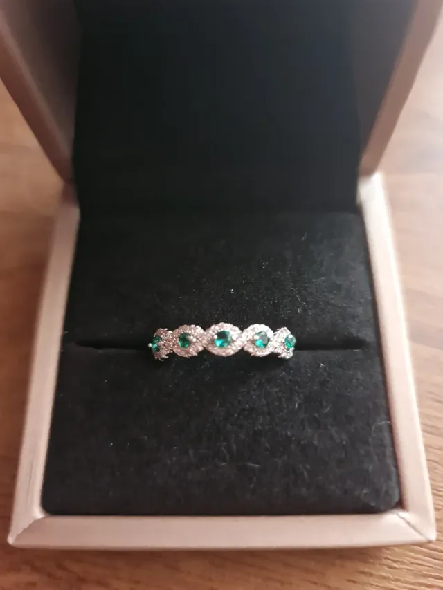 Anillo circonitas verdes en plata 925.