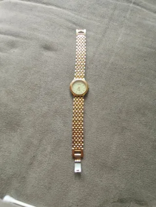 Reloj Dorado Elegante