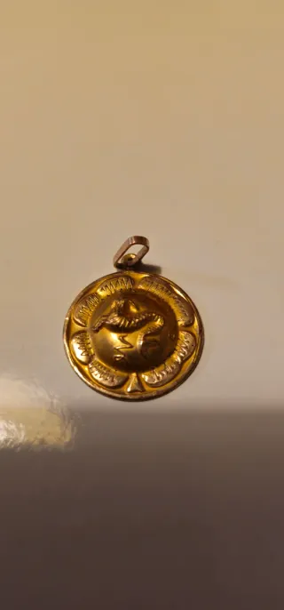 Lote de bisutería: pulseras doradas y plateadas