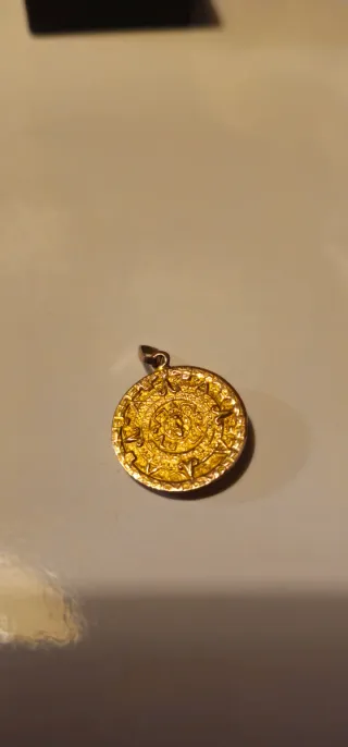 Lote de bisutería: pulseras doradas y plateadas