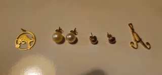 Lote de bisutería: pulseras doradas y plateadas