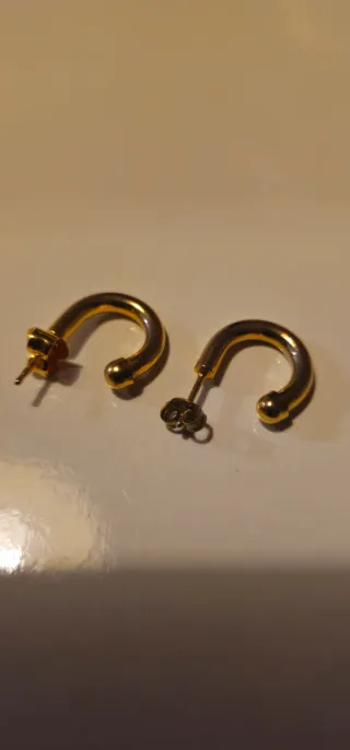 Lote de bisutería: pulseras doradas y plateadas