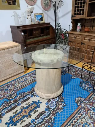 Mesa de salón redonda cristal y ratán