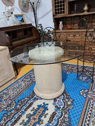 Mesa de salón redonda cristal y ratán