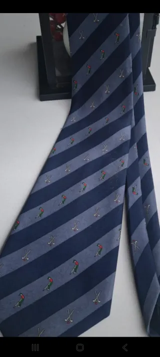 Corbata azul con dibujos de golf